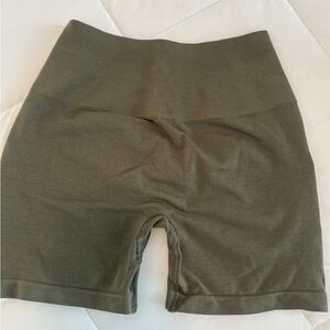 ALPHALETE AMPLIFY SHORT — OLIVE GREEN